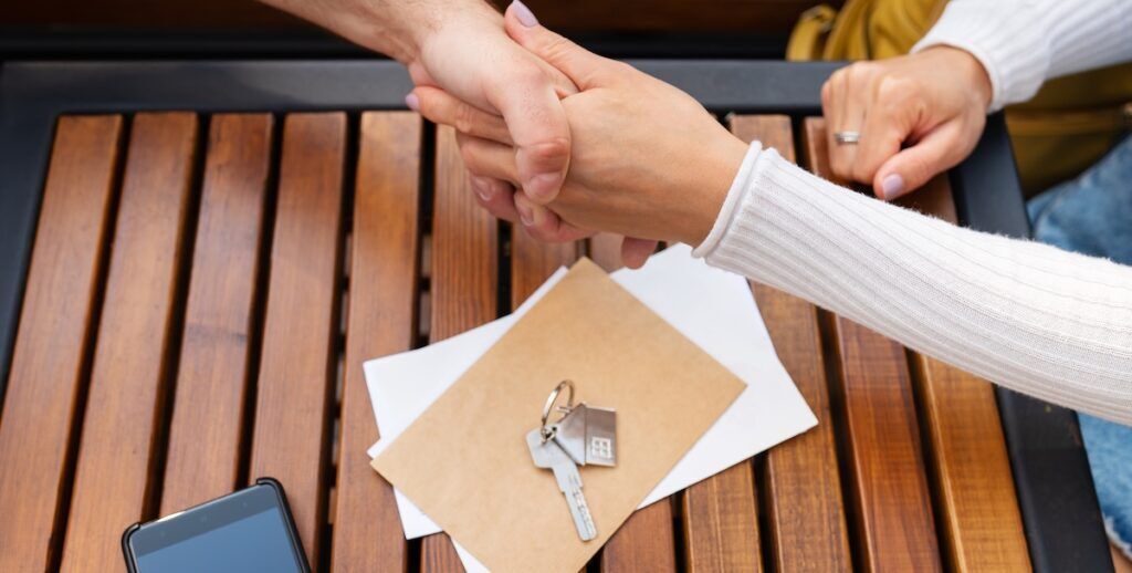 Personas que se dan la mano. Contrato de arriendo en UF: ¿Es legal en Chile?